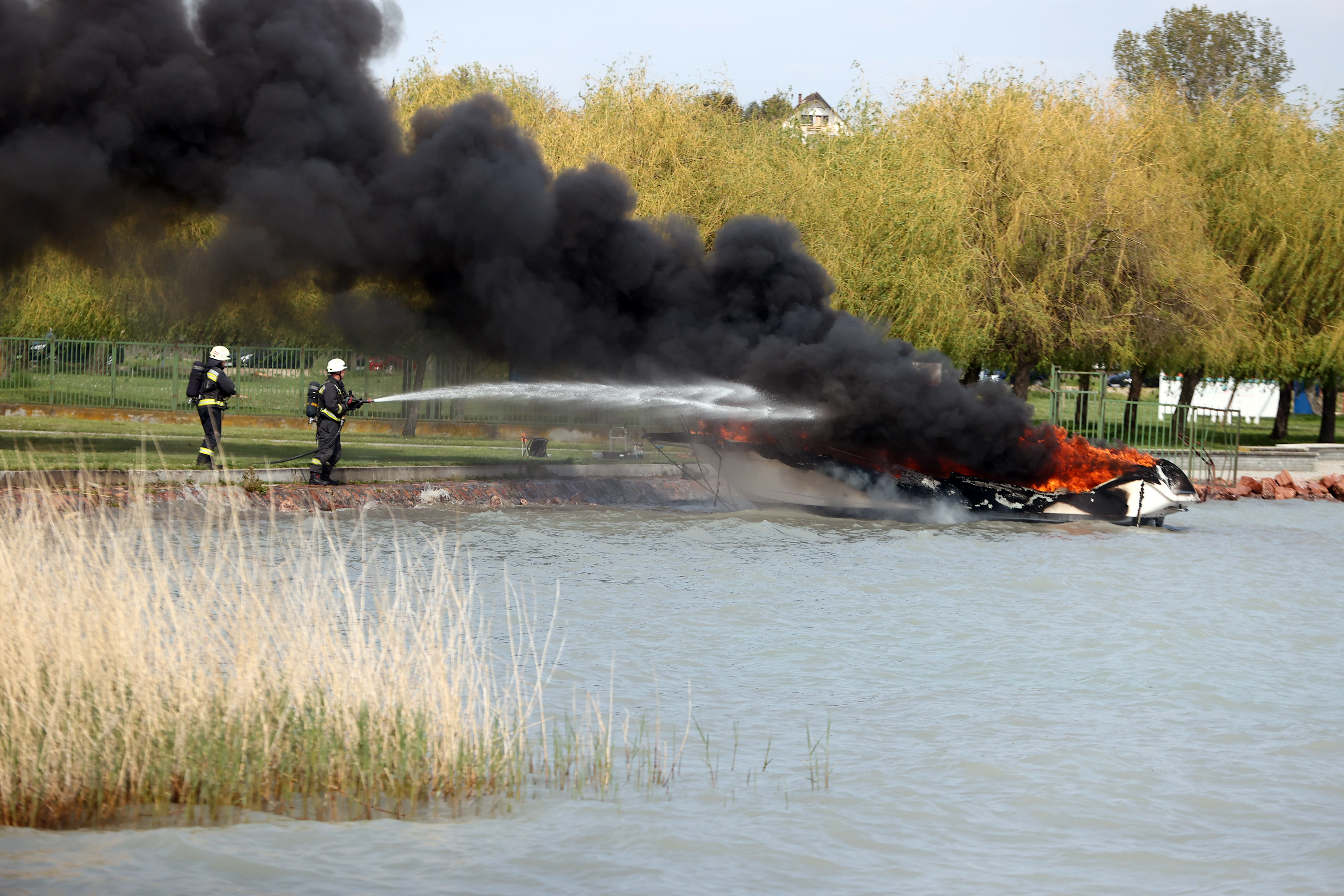 Rommá égett egy hajó a Balatonon: a tulajdonos és a barátai is rajta voltak – galéria