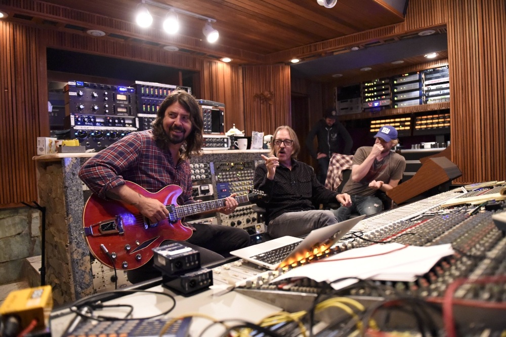 Tym razem Grohl nie chciał siedzieć w studiu i rejestrować swoich muzycznych spotkań. Pragnął więcej. Wraz z członkami Foo Fighters wyruszył do ośmiu amerykańskich miast, by rozszerzyć kontekst swej muzycznej opowieści. W podróży towarzyszył mu m.in. gitarzysta Pat Smear, przez rok członek Nirvany, który pojawił się m.in. na ich koncercie wydanym później na płycie