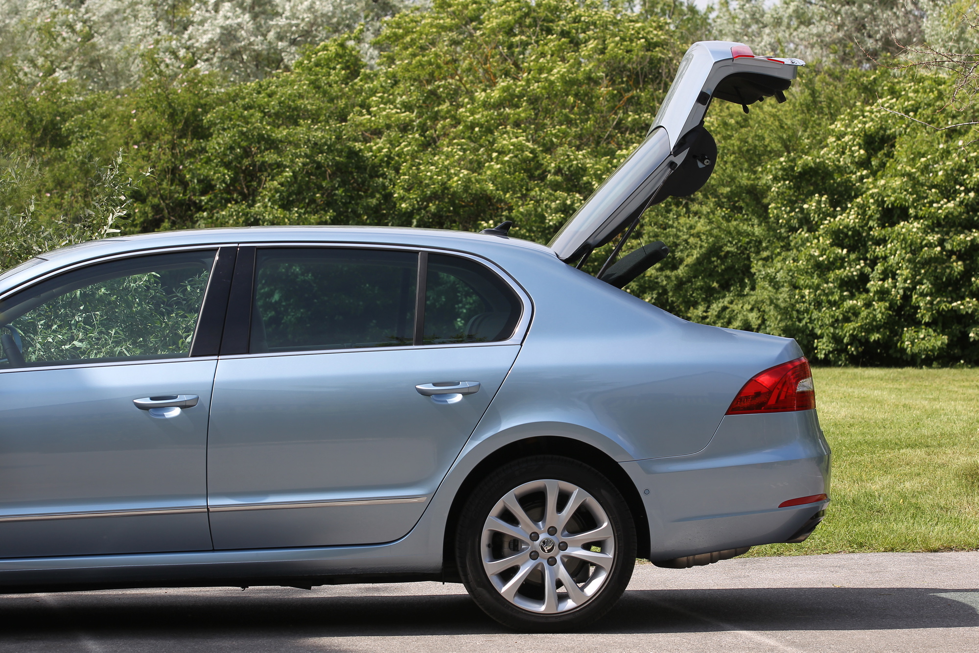Przypominamy, że superb liftback (limuzyna) oferuje kufer o pojemności 595 litrów. Praktycznym rozwiązaniem jest mechanizm otwierania bagażnika Twindoor - coś w rodzaju