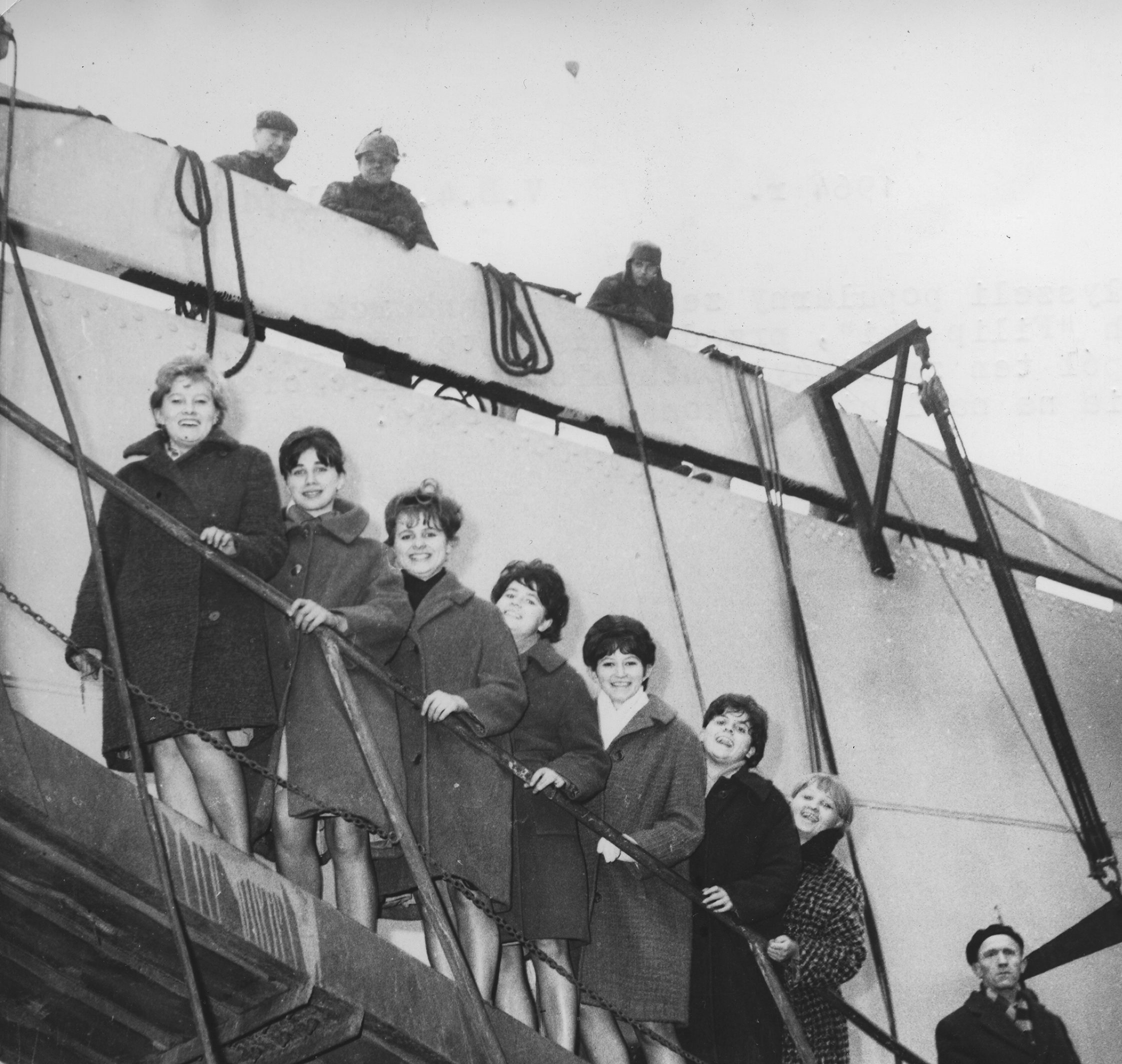Koncertowały w kraju i za granicą (m.in. w USA, Kanadzie, Wielkiej Brytanii, Szwecji, NRD, byłym Związku Radzieckim). Przez 15 lat istnienia Filipinki dały około 4 tys. koncertów – średnio w każdym roku występowały przez 300 dni. Podczas tras koncertowych po Europie, Ameryce i Azji pokonały ponad 700 tys. kilometrów.
