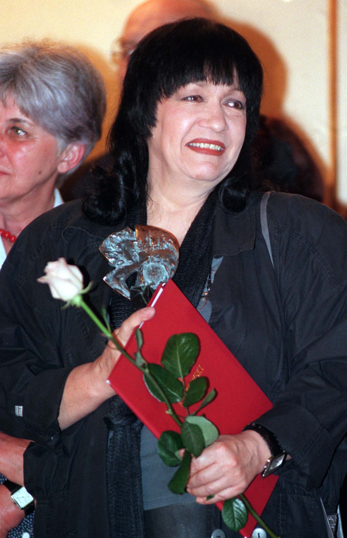 Ostatni koncert Ewa Demarczyk dała w 1999 roku w Poznaniu. Krążą pogłoski, że już wtedy straciła głos. Od ponad 16 lat nie udzieliła nikomu wywiadu. Unika mediów i ludzi. Wycofywała się z życia. Bardzo rzadko odbiera telefony, nawet od dawnych przyjaciół.