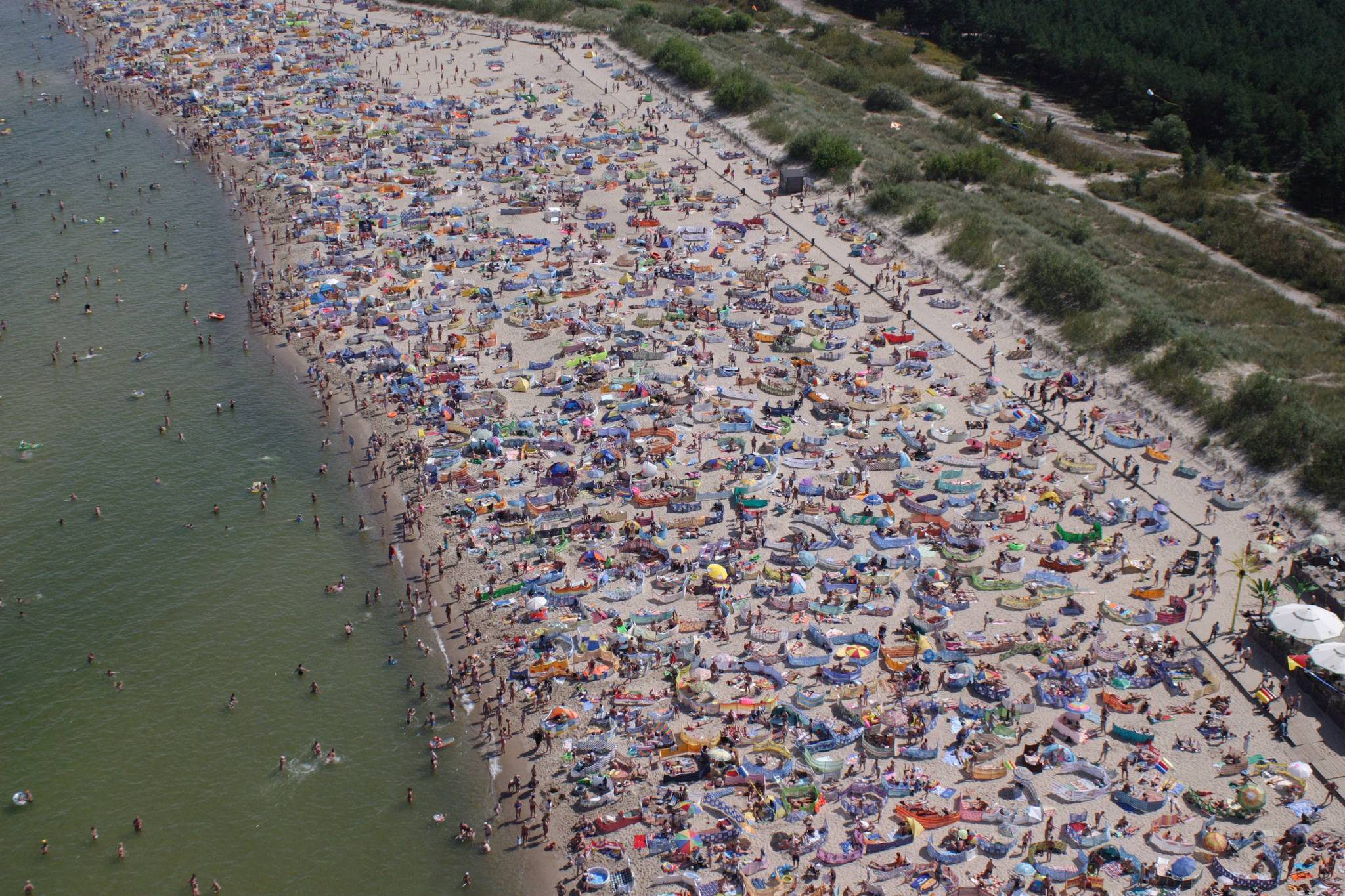 Władysławowo to prawdopodobnie jedne z najbardziej obleganych nadmorskich miast. Tutejsza plaża dwa razy z rzędu otrzymała Błękitną Flagę. Co roku do Władysławowa przyjeżdżają tysiące turystów.