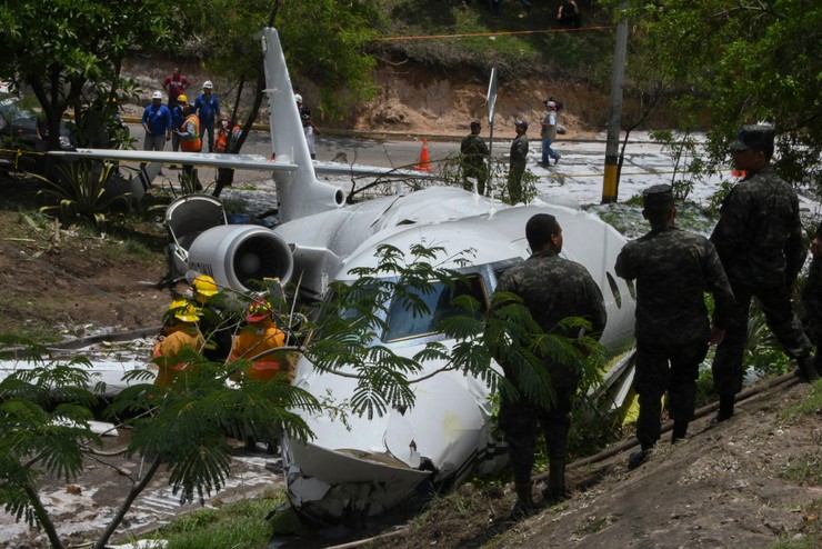 Honduras fővárosában, Tegucigalpában zuhant le egy utasszállítógép néhány órával ezelőtt. A Texasból induló gép túlszaladt a nemzetközi reptér kifutóján és egy forgalmas körúton csapódott a földnek.