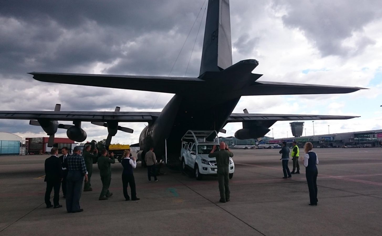 Papamobile zbudowane na bazie pikapa isuzu przyleciało do Polski na pokładzie samolotu C-130 herkules z 33. Bazy Lotnictwa Taktycznego w Powidzu. Pojazd został dostarczony z Armenii, gdzie papież Franciszek przebywał w czerwcu na pielgrzymce.