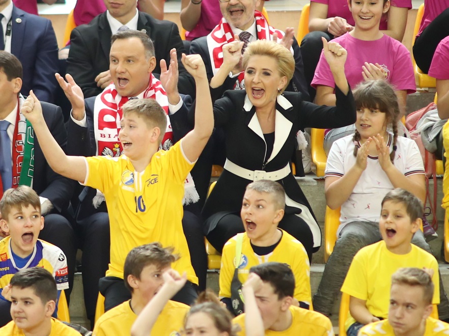 ... Naszym faworytem zdecydowanie jest jednak spodnium, w którym małżonka prezydenta kibicowała uczestnikom młodzieżowego turnieju piłki ręcznej...
