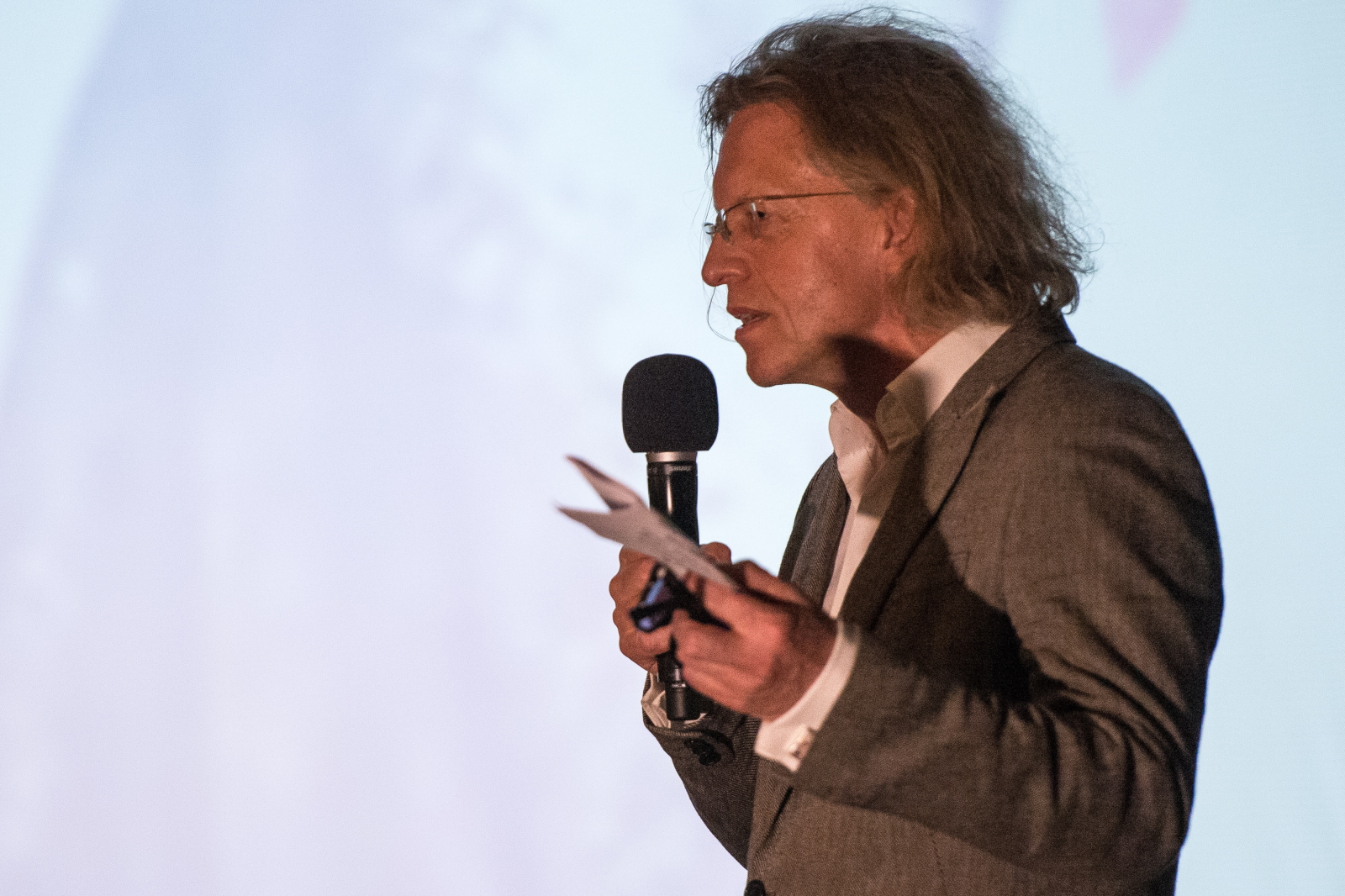 Krzysztof Mieszkowski dyrektor Teatru Polskiego, podczas projekcji zapisu wideo spektaklu