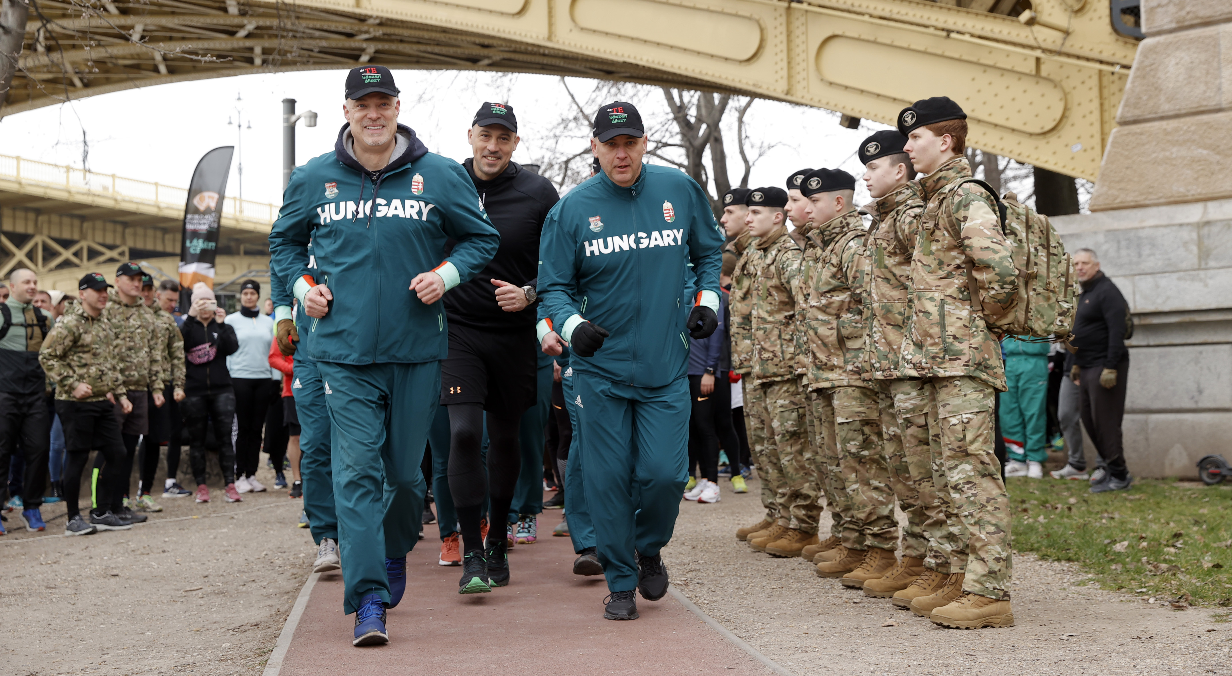 Ilyen erőben van egy honvédelmi miniszter és egy tábornok