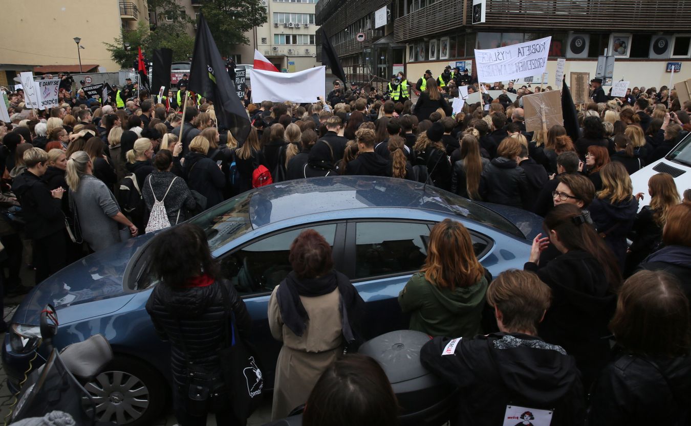 Wśród zgromadzonych są głównie młodzi ludzie, uczniowie i studenci, ale widać także mamy z małymi dziećmi i osoby starsze.