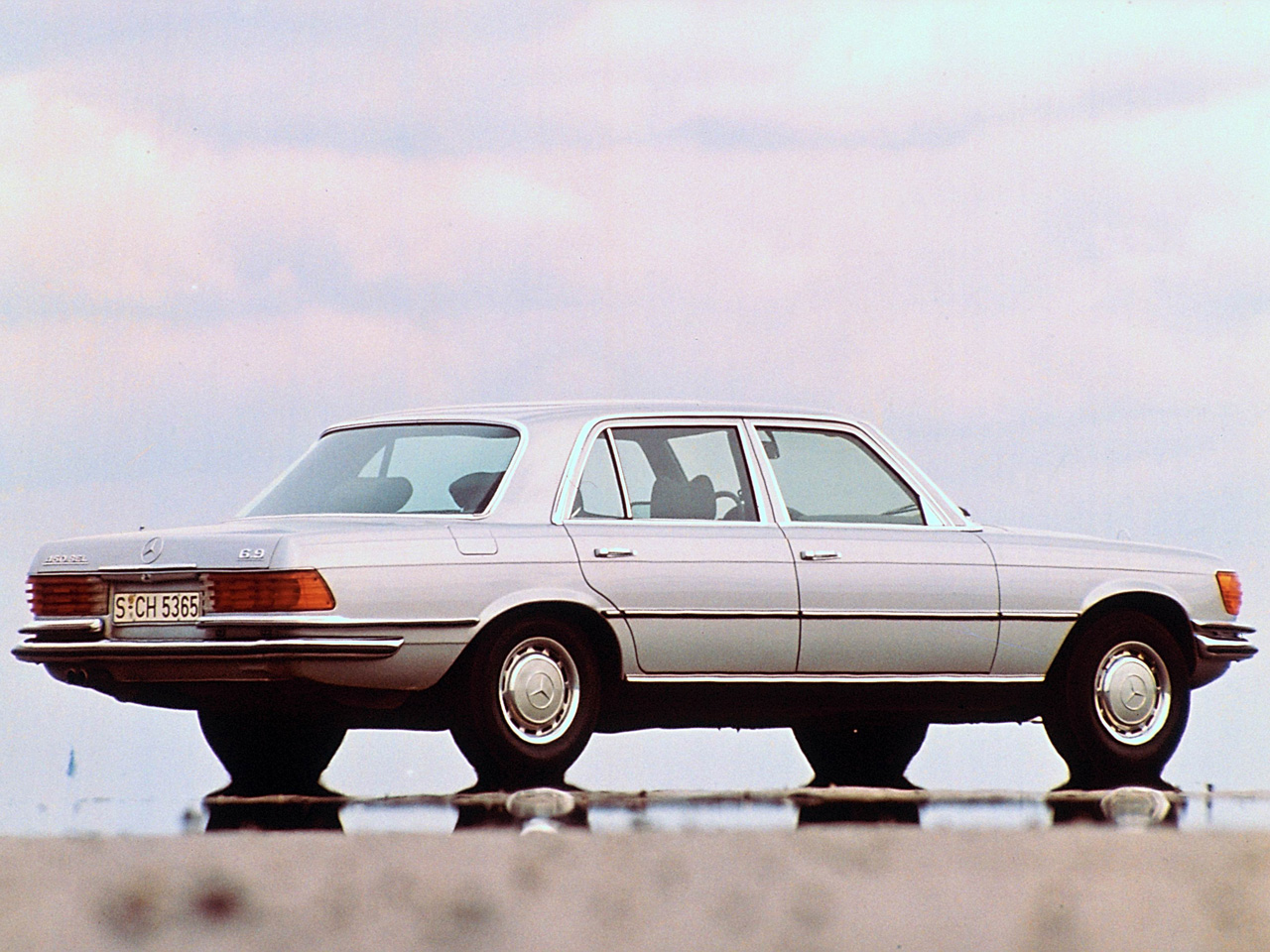 W maju 1975 roku Mercedes zaprezentował model 450 SEL 6.9 - nowy okręt flagowy w gamie Klasy S, a zarazem następcę limuzyny 300 SEL 6.3 (W 109). 6,9-litrowy silnik V8, opracowany na podstawie, 6,3-litrowej jednostki z poprzednika, generował moc 286 KM i maksymalny moment obrotowy 549 Nm. Hydropneumatyczne tylne zawieszenie z układem samopoziomowania - dostępne po raz pierwszy w samochodzie osobowym Mercedesa - gwarantowało komfort jazdy