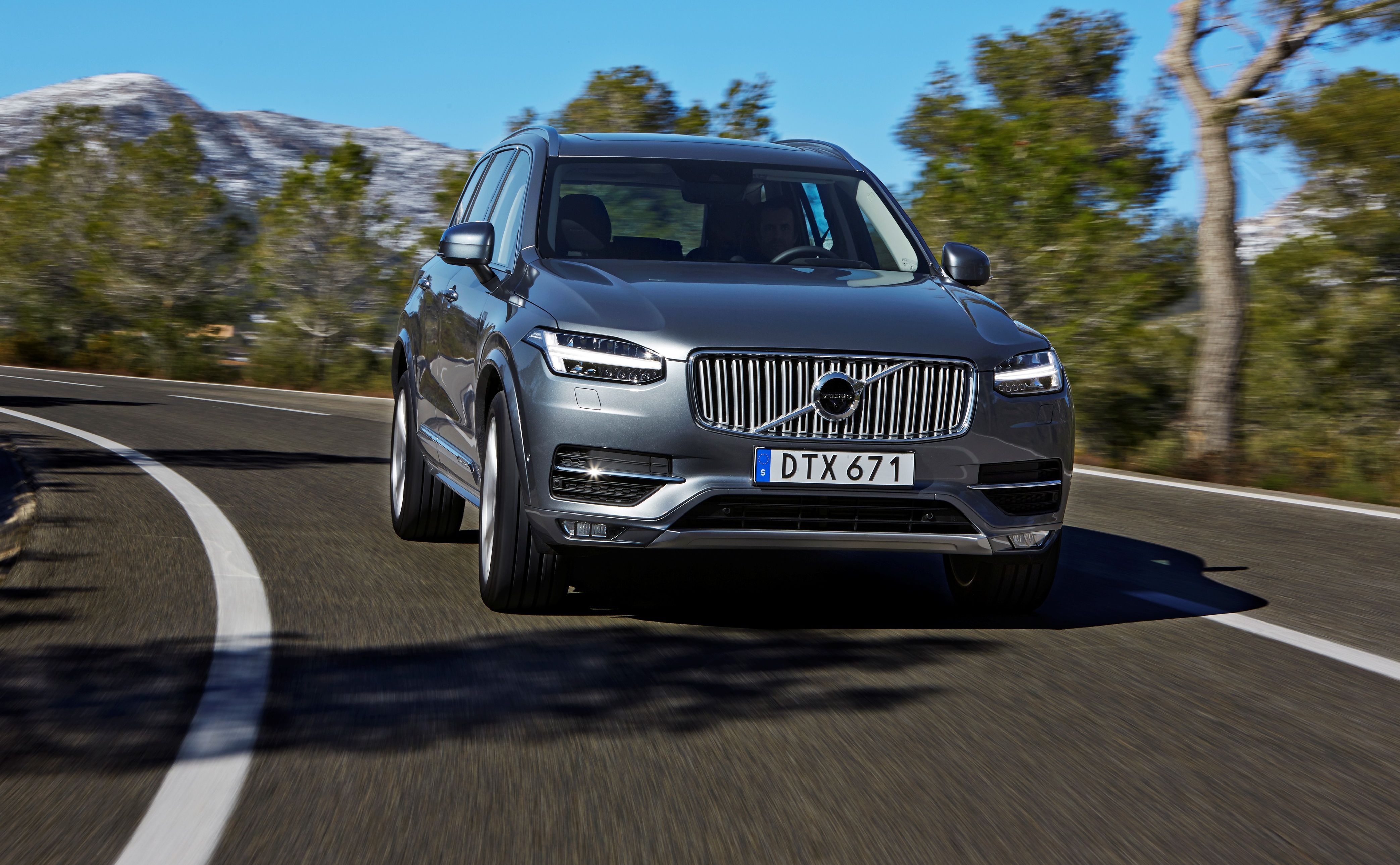 Najbezpieczniejszym autem w klasie dużych SUV oraz najbezpieczniejszym samochodem spośród 44 modeli testowanych w 2015 roku zostało najnowsze volvo XC90. <br></br>
Przypominamy, że nowe XC90 otrzymało pięć gwiazdek, czyli najwyższą możliwą ocenę w testach zderzeniowych Euro NCAP. Szwedzki SUV jest pierwszym samochodem, który zdobył 100 proc. punktów w kategorii systemów bezpieczeństwa wspomagających kierowcę (komplet punktów Euro NCAP w kategorii samoczynnego, awaryjnego hamowania chroniącego przed uderzeniem w tył innego samochodu w mieście jaki i poza nim).