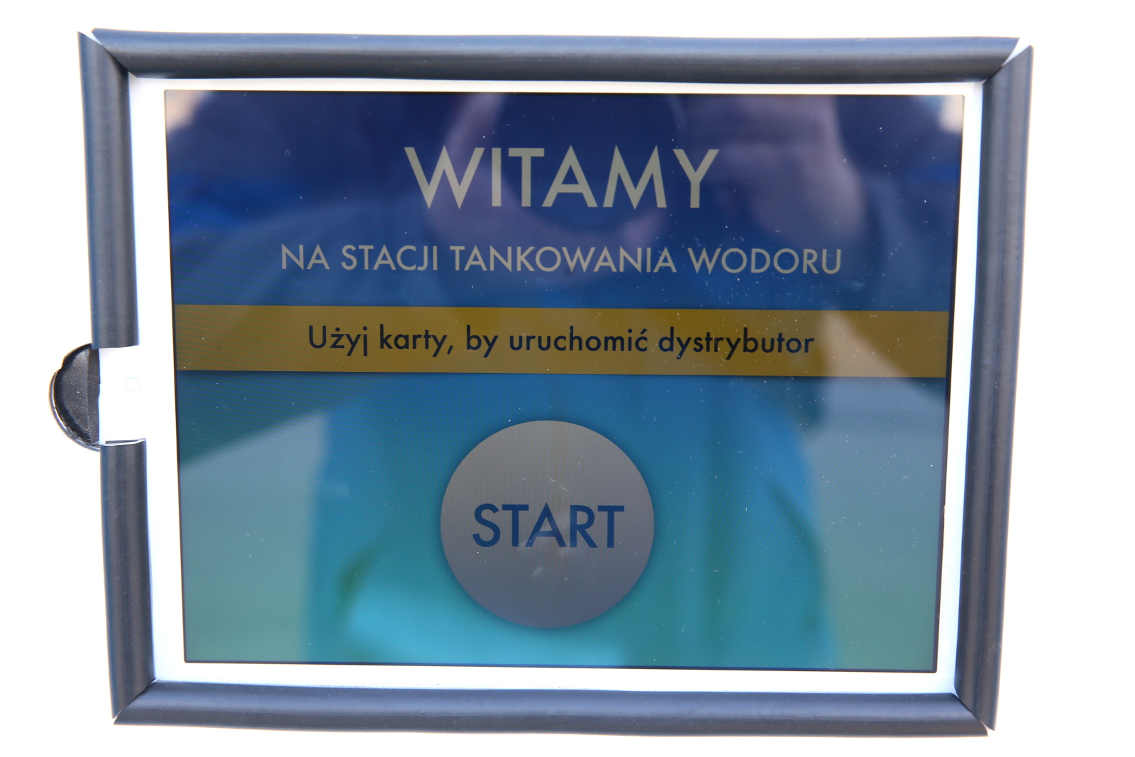 Ponadto przewiduje się stopniowy rozwój parku samochodów wyposażonych w ogniwa paliwowe w Polsce (15 tys. samochodów osobowych i 100 autobusów/rok) oraz ruch tranzytowy (60 tys. samochodów/rok), zaś pełne urynkowienie technologii wodorowej w Polsce zdaniem ITS nastąpi prawdopodobnie w latach 2040- 2050. Na początek w ramach współpracy ITS z Polską Grupą Energetyczną S.A. powstaną dwie stacje tankowania - w Warszawie i Poznaniu. Kolejne na liście są Białystok, Szczecin, rejon Łodzi, rejon Trójmiasta, Wrocław, rejon Katowic, Kraków.<br></br>Obok Hyundaia w Polsce pojawiła się także wodorowa Toyota...