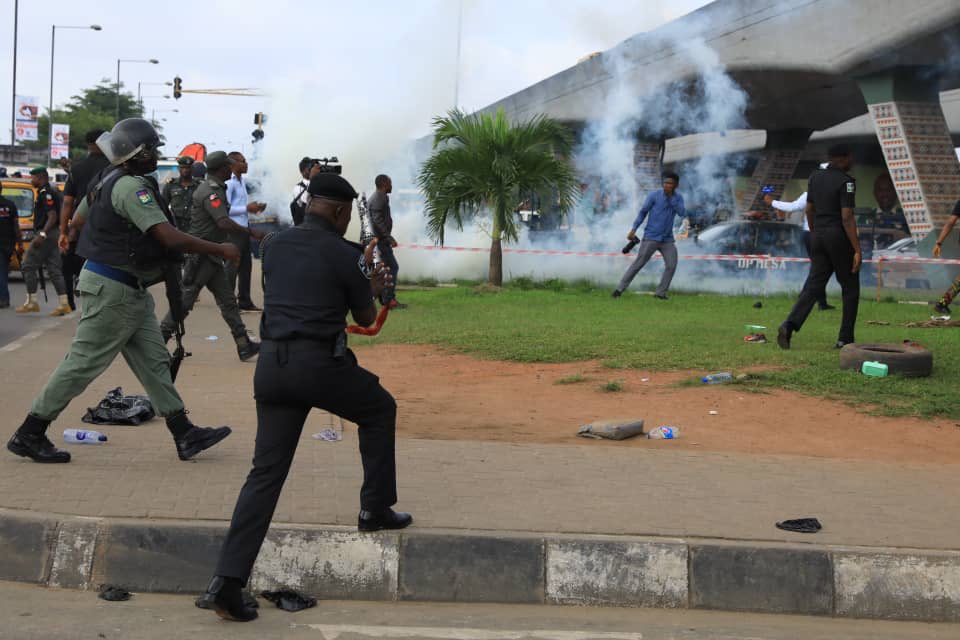 Police officers clash with RevolutionNow protesters in Surulere, Lagos on Monday, August 5, 2019 [Sahara Reporters]