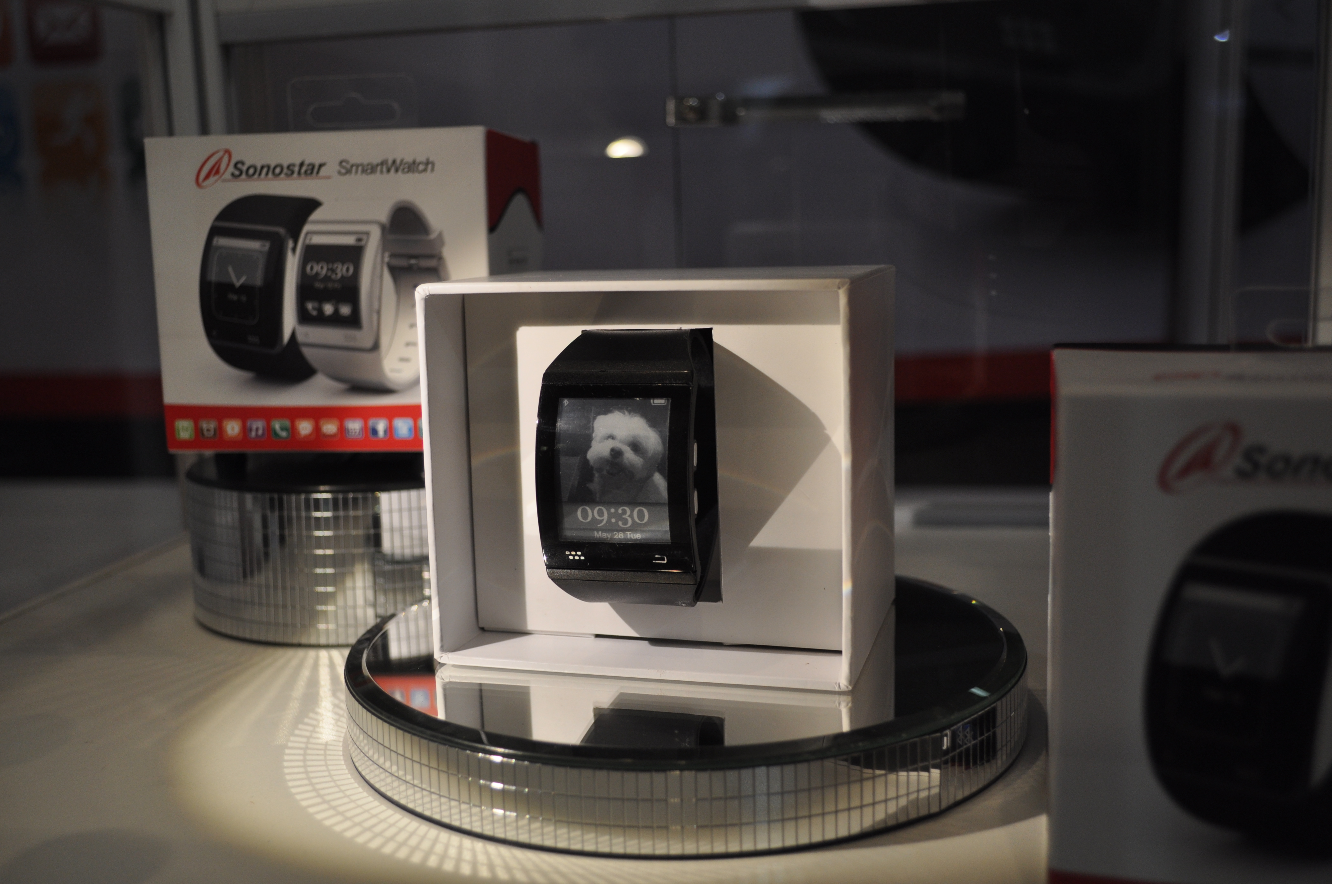 To kolejny zegarek, współpracujący z smartfonem. Tym razem ekran wykorzystuje technologię e-ink, co sprawia, że wygląda on lepiej niż inne modele.