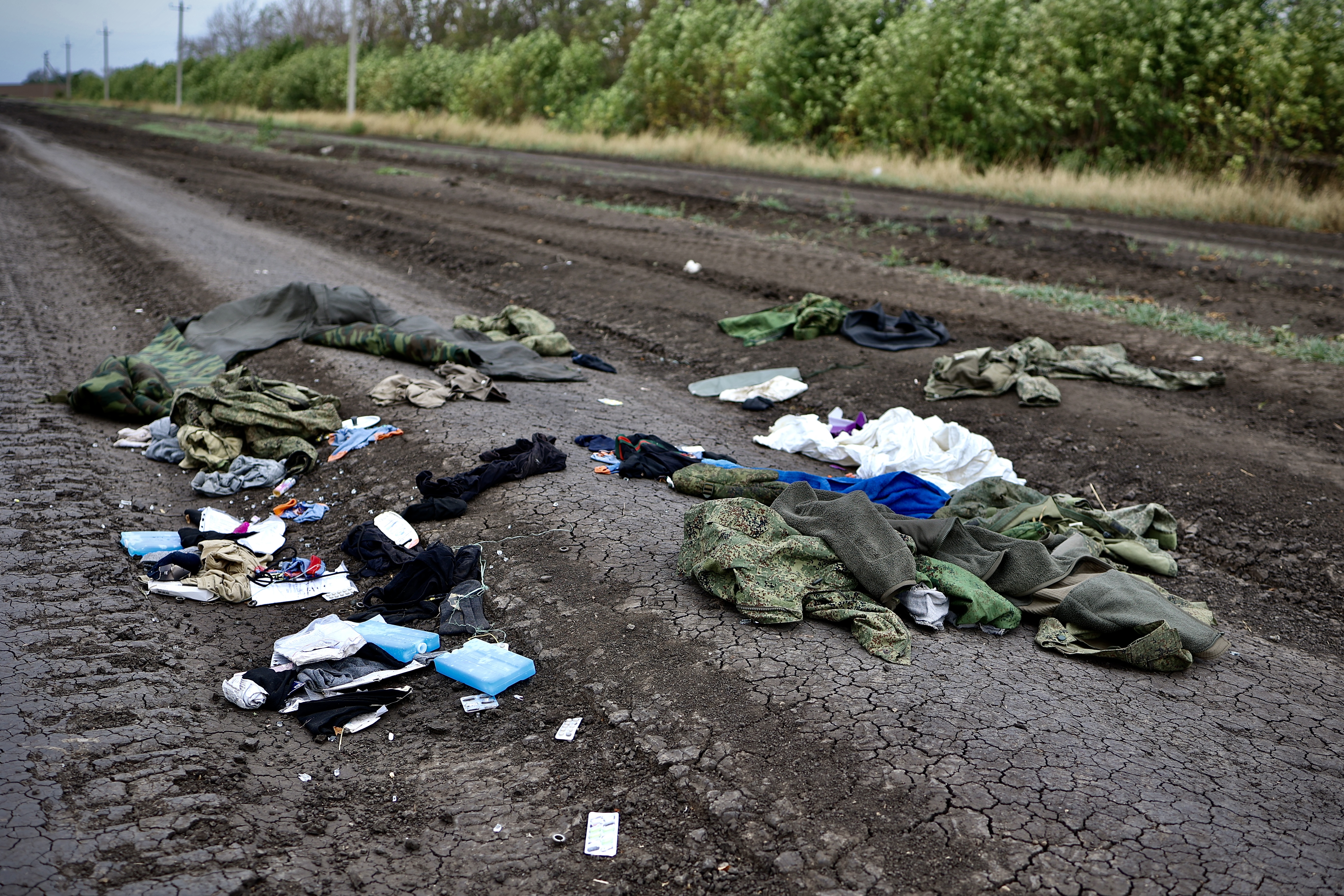 Uciekający Rosjanie pozostawili po sobie nie tylko wyposażenie, ale także mnóstwo śmieci