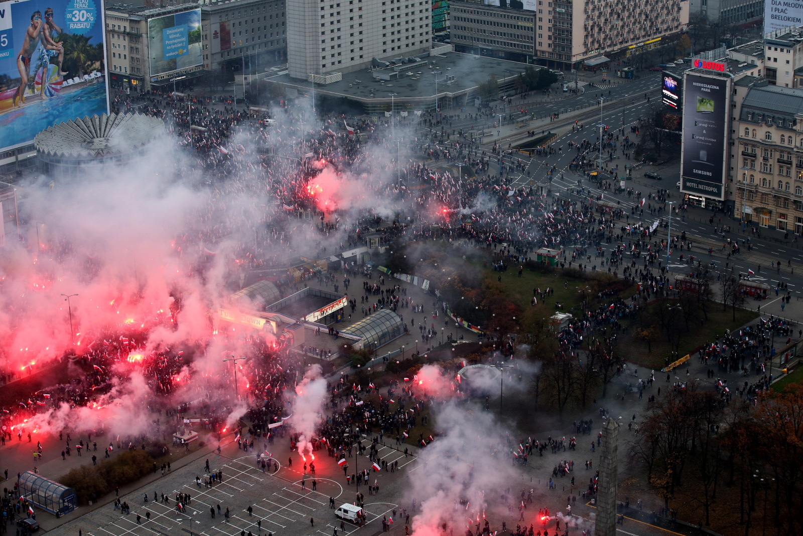 Uczestnicy Marszu Niepodległości 2014 ruszają z ronda Dmowskiego