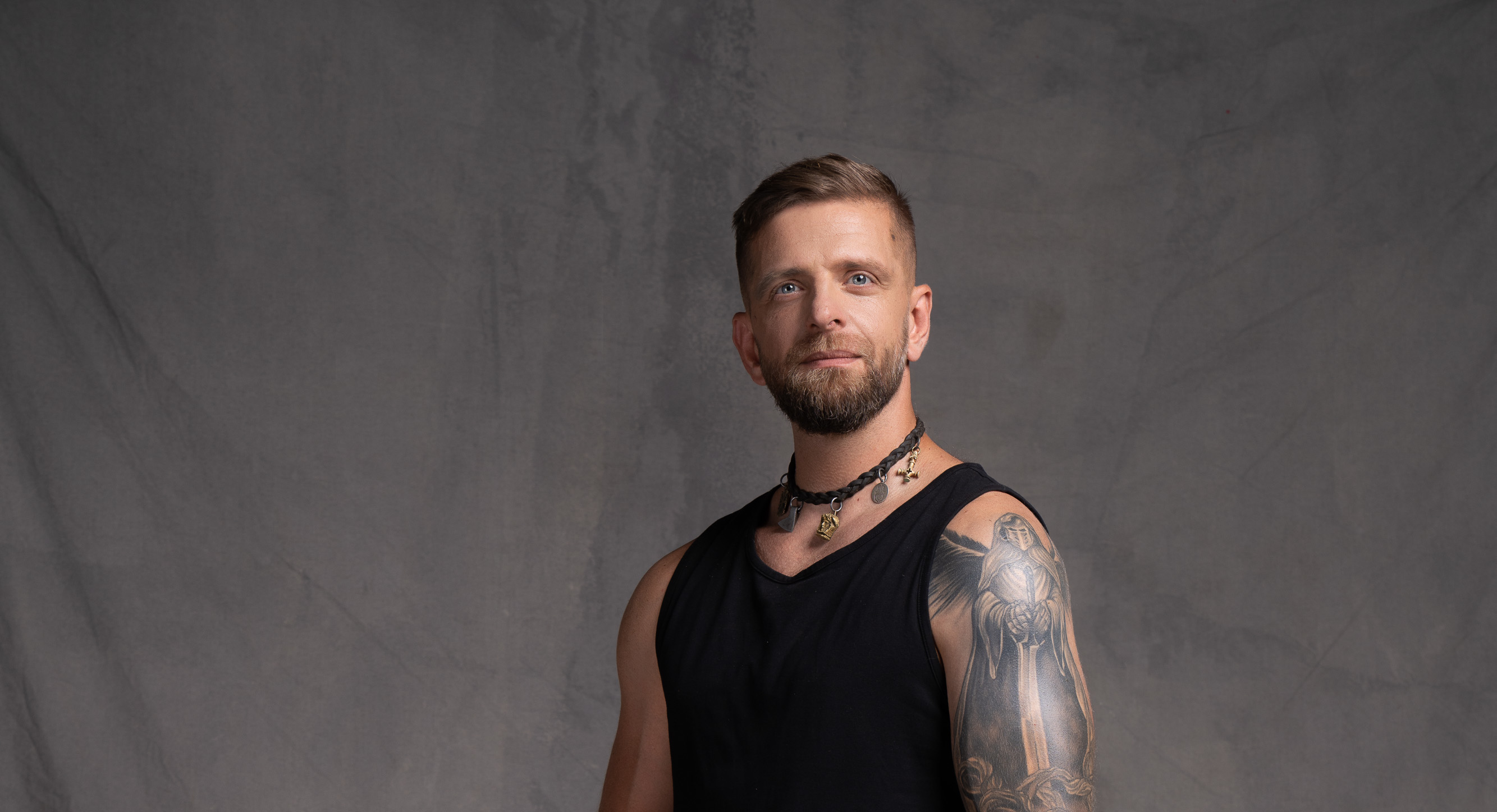 Gladiátornak öltözött és bunyózott esküvőjén a TV2 sztárja: most mindent elárult az álomlagziról - "Én küzdöttem meg három másik harcossal"