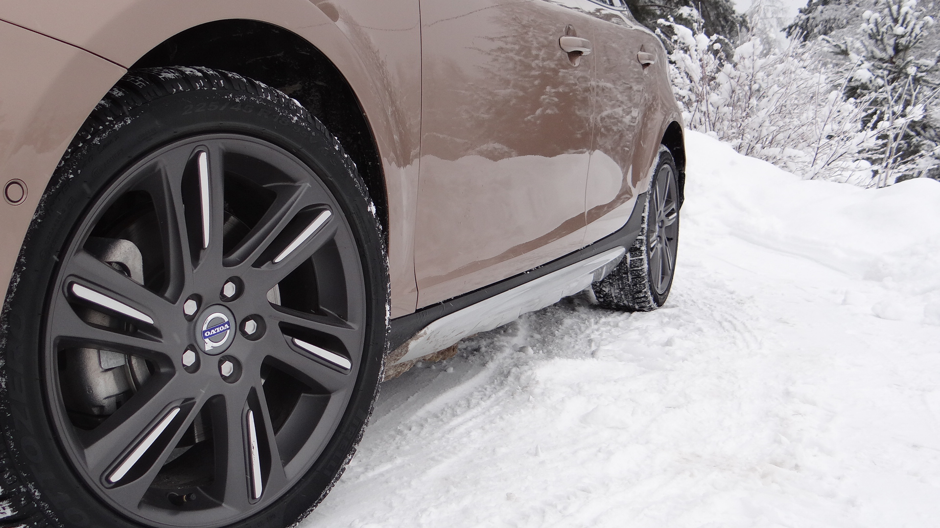 Napęd na obie osie, tak jak w modelu T5 AWD, będzie realizowany za pomocą układu Haldex piątej generacji. Odmiana V40 Cross Country T4 AWD będzie dostępna wyłącznie z automatyczną skrzynią biegów Geartronic.