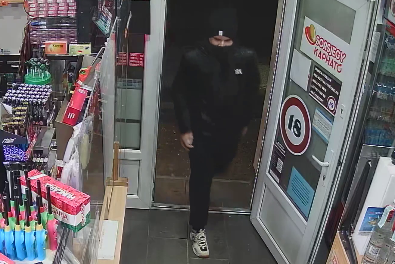 Egy maszkos, fekete ruhás fiatalembert keresnek a rendőrök: nem lesz egyszerű azonosítani a szigethalmi dohányboltban pórul járt fegyverest – videó