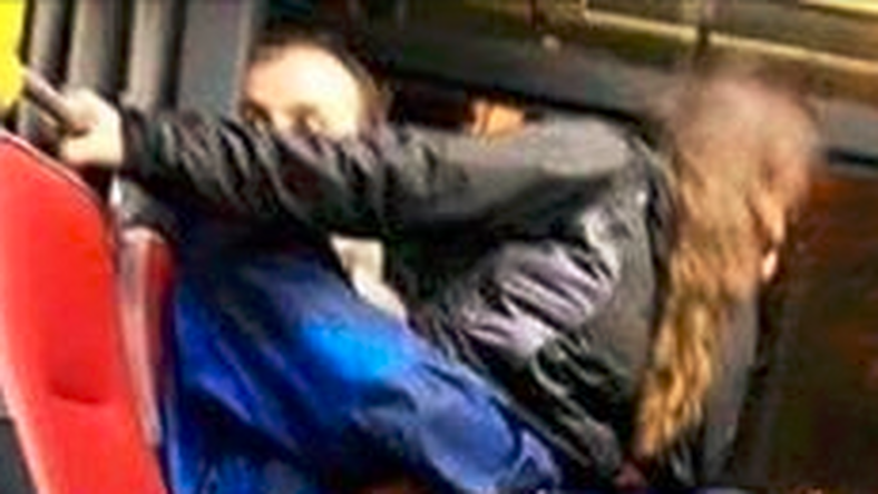 Mit sem törödve a közönséggel szexelt a pár a buszon/Fotó: Facebook