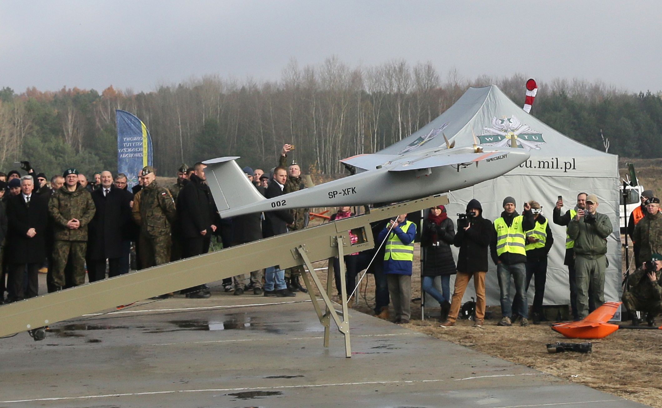 Dodał, że wdrożenie prezentowanych we wtorek dronów do produkcji zajmie co najmniej rok.