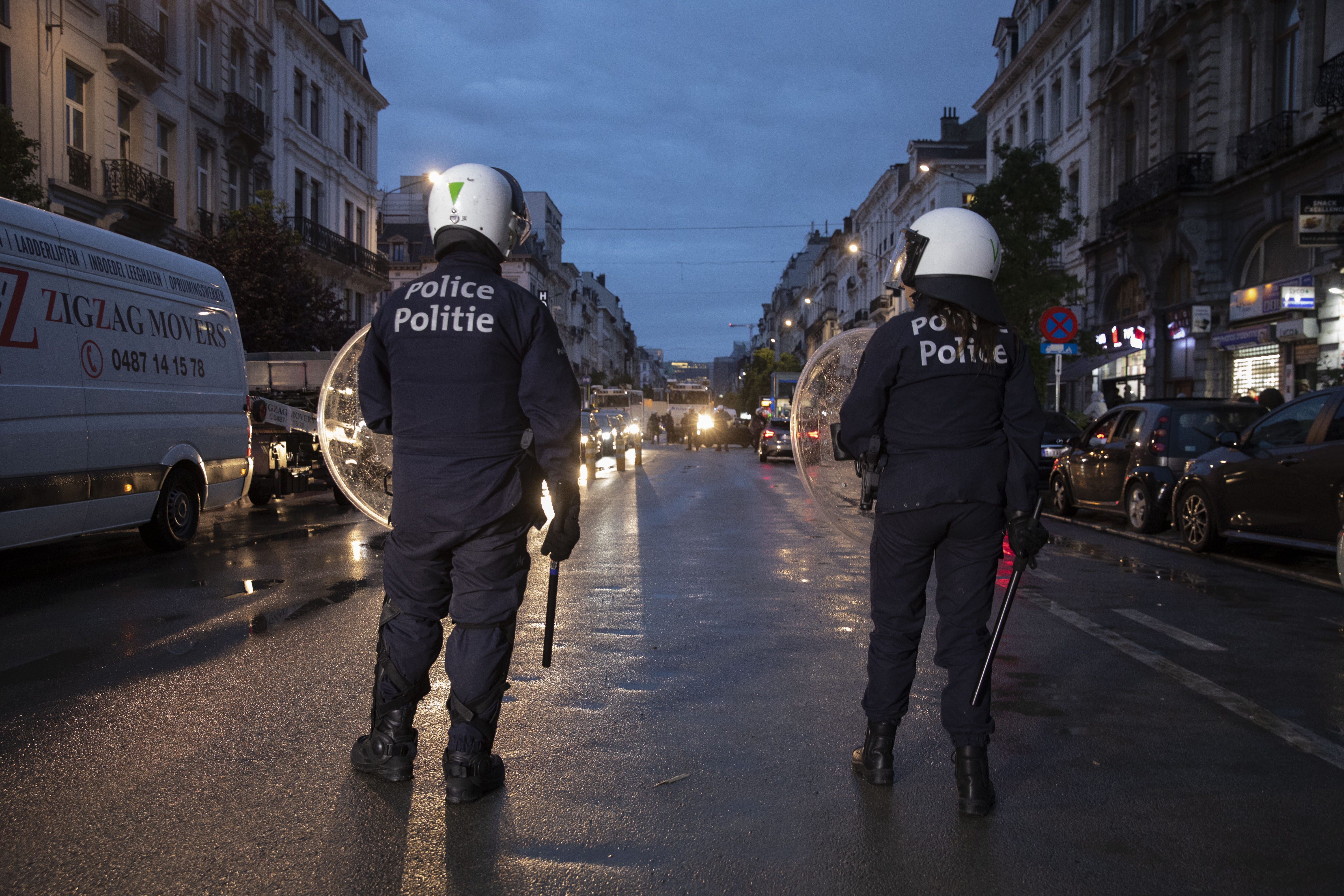 Megöltek egy rendőrnőt: a nyílt utcán végzett vele a volt férje