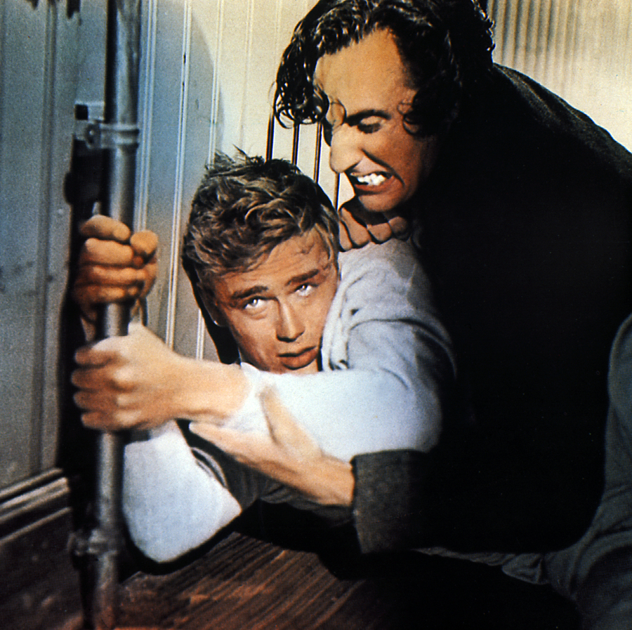 James Byron Dean urodził się 8 lutego 1931 roku w Marion, w stanie Indiana. Po ukończeniu szkoły średniej w 1949 roku przeniósł się do Kalifornii. Zapisał się do Santa Monica College na prawo, niedługo później przeniósł się na Uniwersytet Kalifornijski w Los Angeles, gdzie studiował aktorstwo. W styczniu 1951 roku porzucił szkołę. Na ekranie po raz pierwszy pojawił się w 1950 roku w telewizyjnej reklamie Pepsi. Potem otrzymał kilka drobnych ról, między innymi w serialu