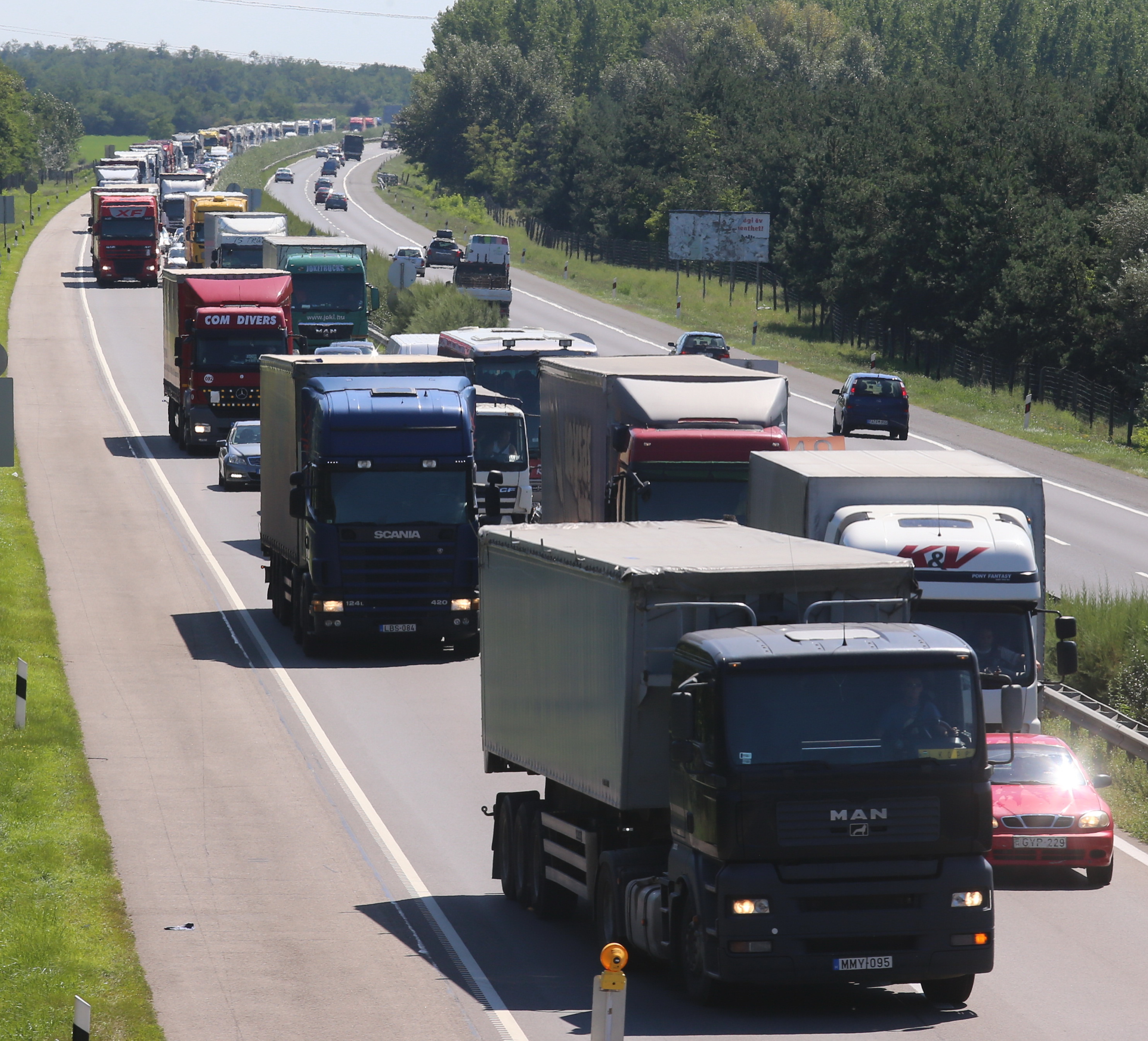 Egyre súlyosabb a helyzet, már a magyar határt is elérte az ukrán kamionos áradat