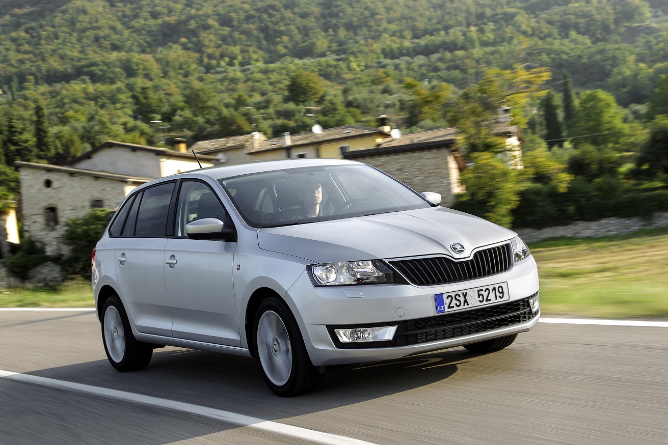 Mocniejsza wersja w najtańszej odmianie active z silnikiem 1.2 TSI/105 KM kosztuje od 50 800 zł. Taki rapid spaceback powinien średnio zużywać 5,4 l benzyny na 100 km. Przyspieszenie od 0 do 100 km/h trwa 10,2 s. Prędkość maksymalna - 193 km/h. Dla porównania wartości dla wersji Green tec (1150 zł): 5,0 l/100 km. Ten silnik jest dostępny z ręczną sześciostopniową skrzynią biegów.