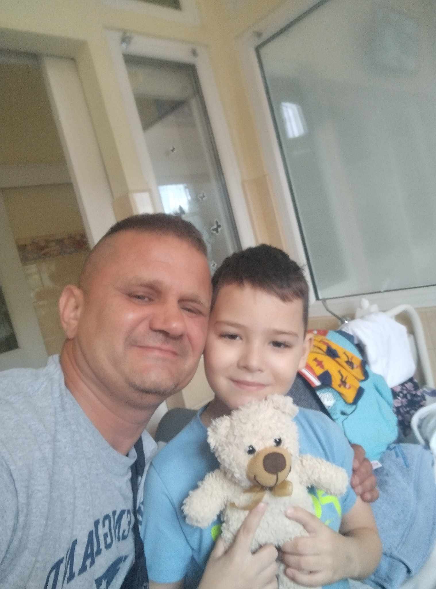 Egy rossz mozdulat is megölheti Mátét: időzített bombaként ketyeg a hat és fél éves kisfiú teste