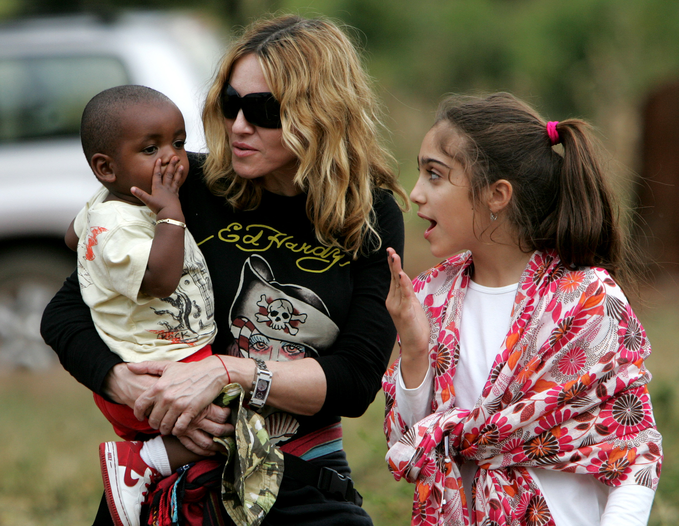 Madonna z córką Lourdes i adoptowanym synem Davidem w Malawii – 2007 rok