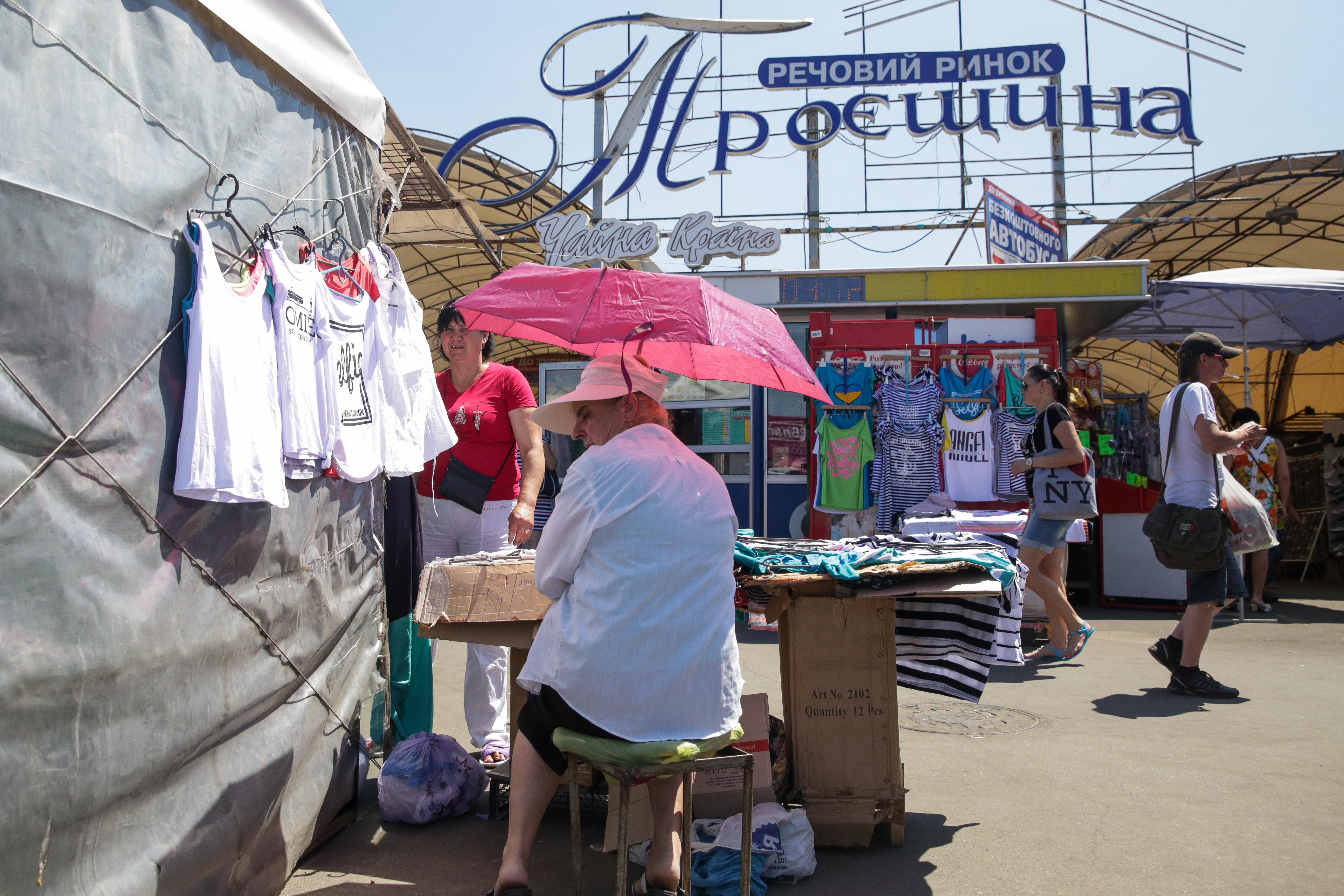 Targowisko, jedno z największych w Kijowie, rozpościera się w centrum dzielnicy. Są tu tysiące blaszanych szczęk, namiotów i hangarów z ciuchami, elektroniką, towarami z Turcji i Dalekiego Wschodu. Z powodu wysokiego kursu dolara brakuje jednak kupujących.