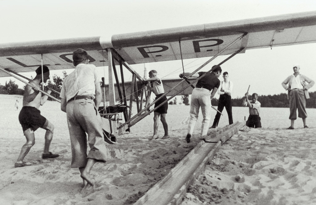 <B>Szkolenie szybowcowe. Ustawianie szybowca w rynnie startowej, rok 1937</B> <BR><BR> Złotymi zgłoskami w historii polskiego szybownictwa zapisał się pilot i inżynier Szczepan Grzeszczyk, który swoje pasje realizował za sterami szybowców i przy desce kreślarskiej, projektując nowe szybowce i udoskonalając już istniejące