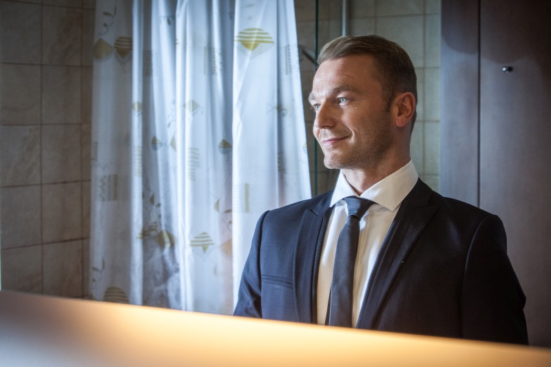 Pomysł na to co robić dalej przychodzi niespodziewanie od Kazimierza. Paweł słyszy jak ojciec przekonuje córkę, żeby przyjęła darowiznę Anuszkiewicza i połowę domu.