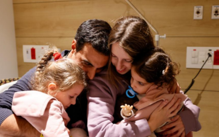 Szívszaggató találkozások: így ölelték családjaik zokogva a Hamásztól szabadult túszokat