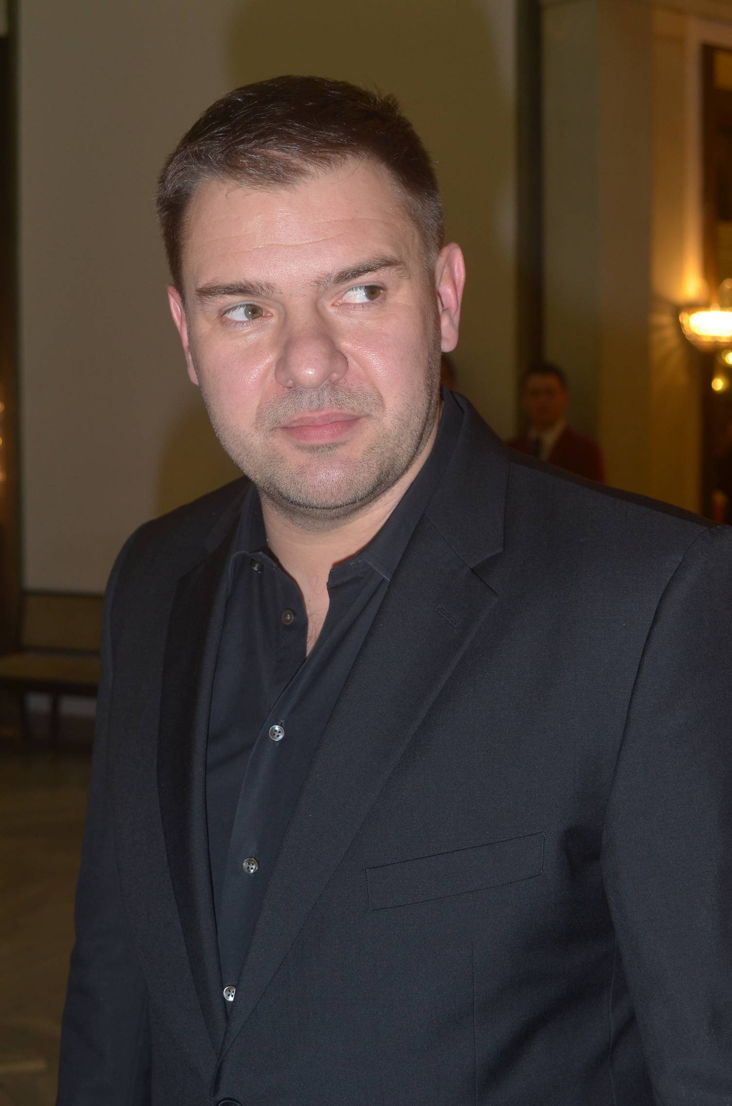 Co może być dla wielu zaskoczeniem, Karolak chciał zostać w młodości księdzem. Również teraz często ucieka od medialnego szumu do klasztoru w Tyńcu, gdzie znajduje ukojenie dla duszy