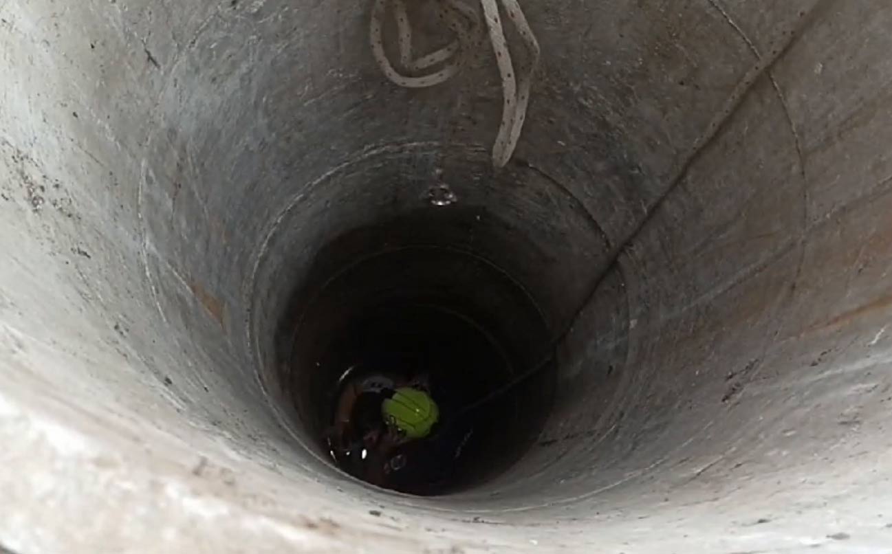 "Nem lesz kényelmes" - Drámai videó a mentésről: így húzták ki az erdőkertesi kútból a belezuhant lányt