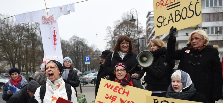 Przed Sejmem odbył się marsz pand"  przeciwko przemocy