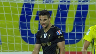 Arka - Górnik Z. (0:0): Jimenez nie wykorzystał dużego błędu obrońców Arki! Hiszpan huknął wprost w Steinborsa