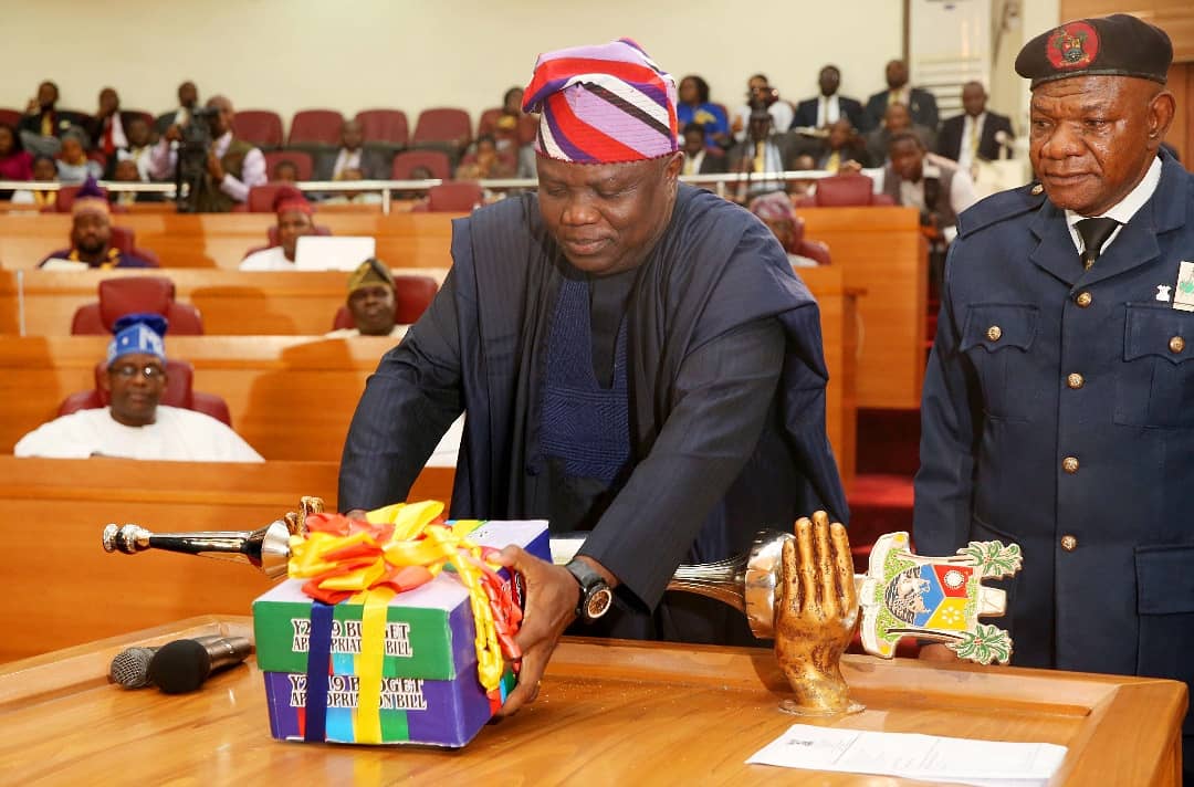 Former Lagos State Governor, Akinwunmi Ambode, presents 2019 budget to the state's House of Assembly [Twitter/@AkinwunmiAmbode]