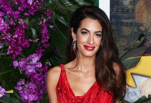 Nézze, milyen jó lábai van a kétgyerekes Amal Clooney-nak – fotó