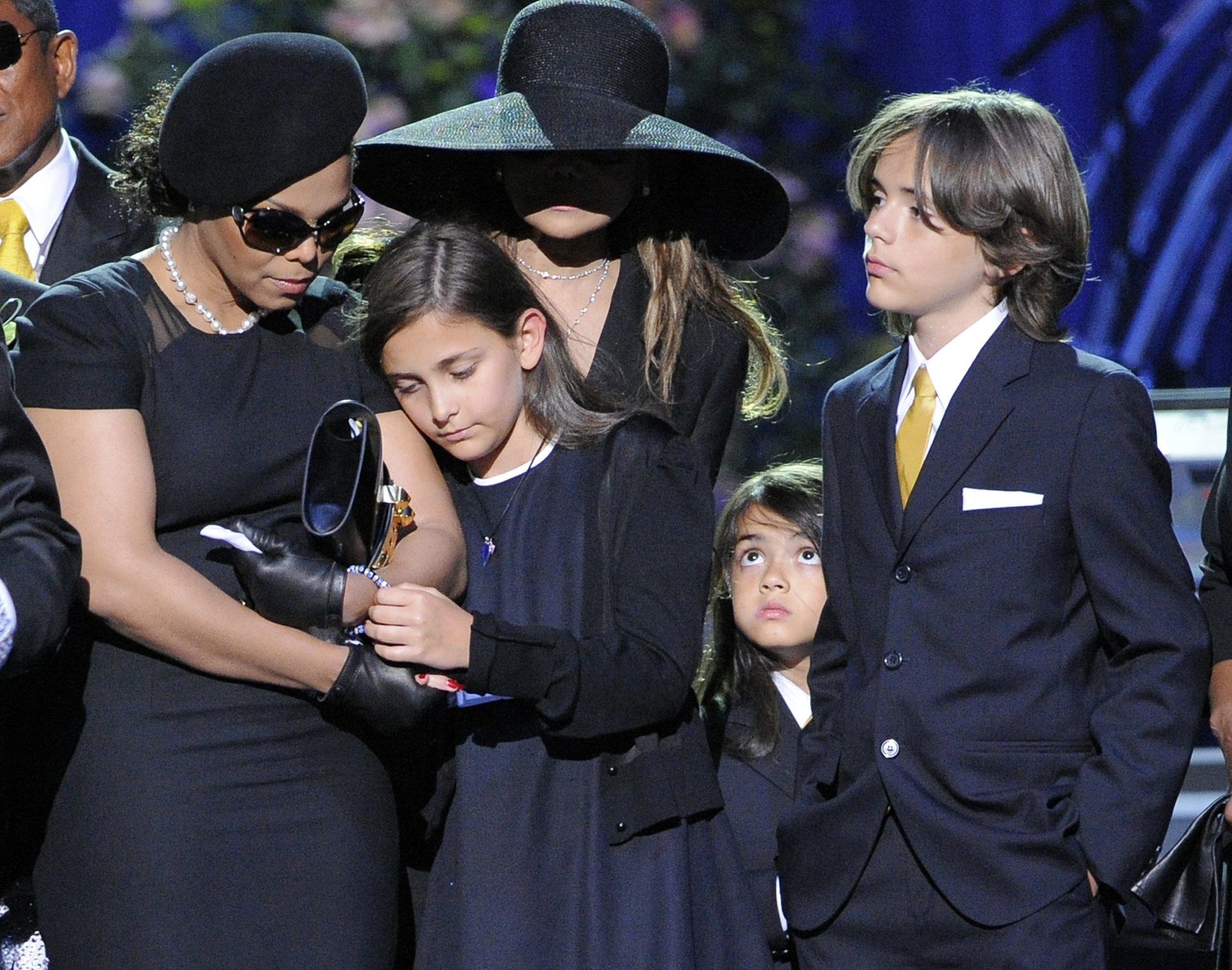 Troje dzieci Michaela Jacksona na uroczystości upamiętniającej króla popu: Paris Michael Katherine Jackson oraz jej dwóch braci - Michael Joseph Jackson Junior (znany jako