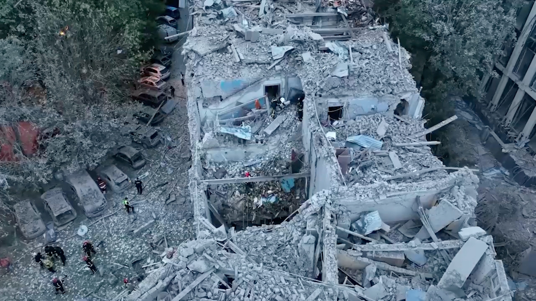 Ratownicy na terenie kliniki zniszczonej przez rosyjski atak rakietowy w Dnieprze, Ukraina, 26 maja 2023 r.