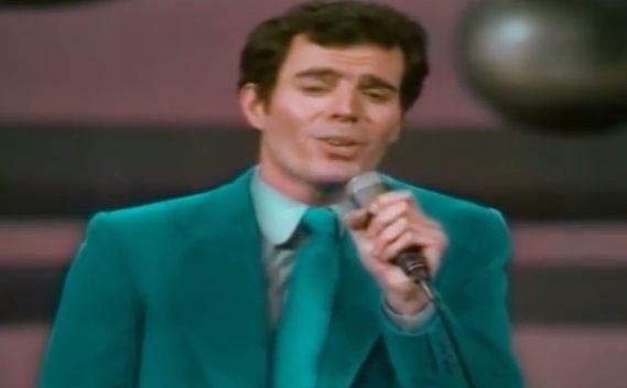 7. Julio Iglesias okazał się za słaby na Eurowizję. W 1970 roku zajął czwarte miejsce - na dodatek ex aequo z trzema innymi krajami. Nie był jedynym gwiazdorem, który miał wygrać, a przepadł. Podobny los spotkał Olivię Newton-John, Cliffa Richarda i … DJ Bobo (tego od „There is a Party”)
