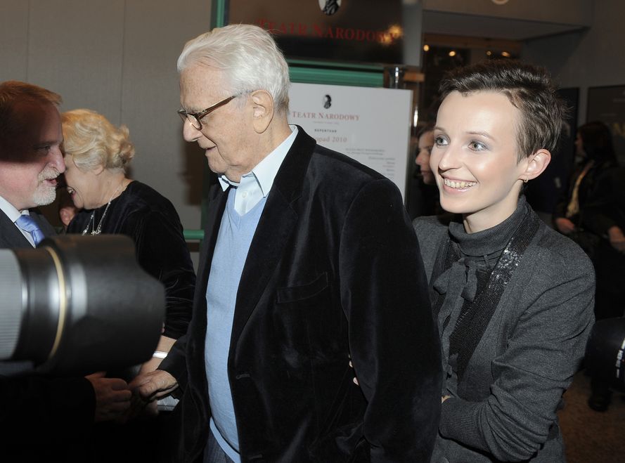 O tym małżeństwie długo było głośno… 28-letnia teatrolog Kamila Mścichowska poslubiła Andrzeja Łapickiego, który przekroczył 70-tkę… On dla niej był idolem i ideałem.