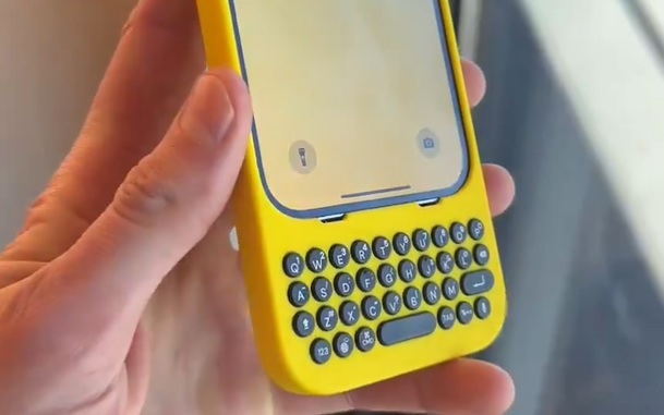 Visszatérünk a nyomógombos telefonokhoz? Tokba rejtett billentyűzetet dobtak piacra az iPhone-okhoz – videó