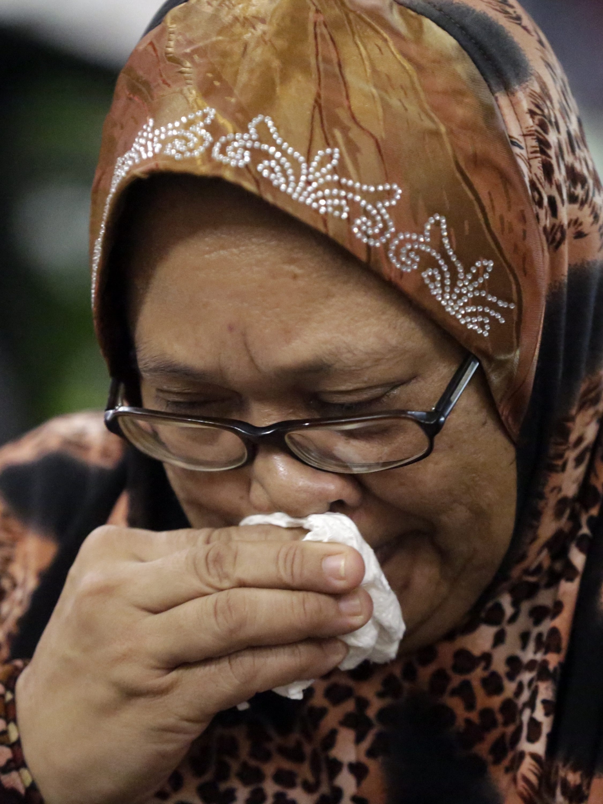 Kobieta płacze na międzynarodowym lotnisku w Kuala Lumpur