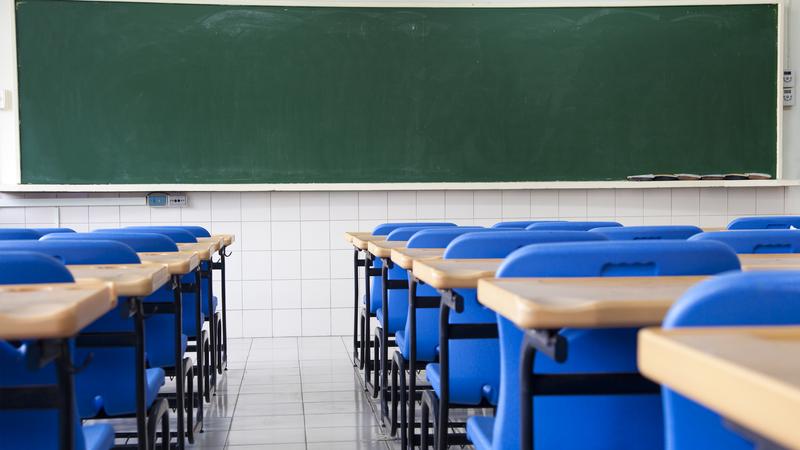 Üvöltözés és köpködés a tanteremben: székkel együtt lökték a falhoz diákjai  a budapesti középiskola tanárát - videó is készült az esetről - Blikk