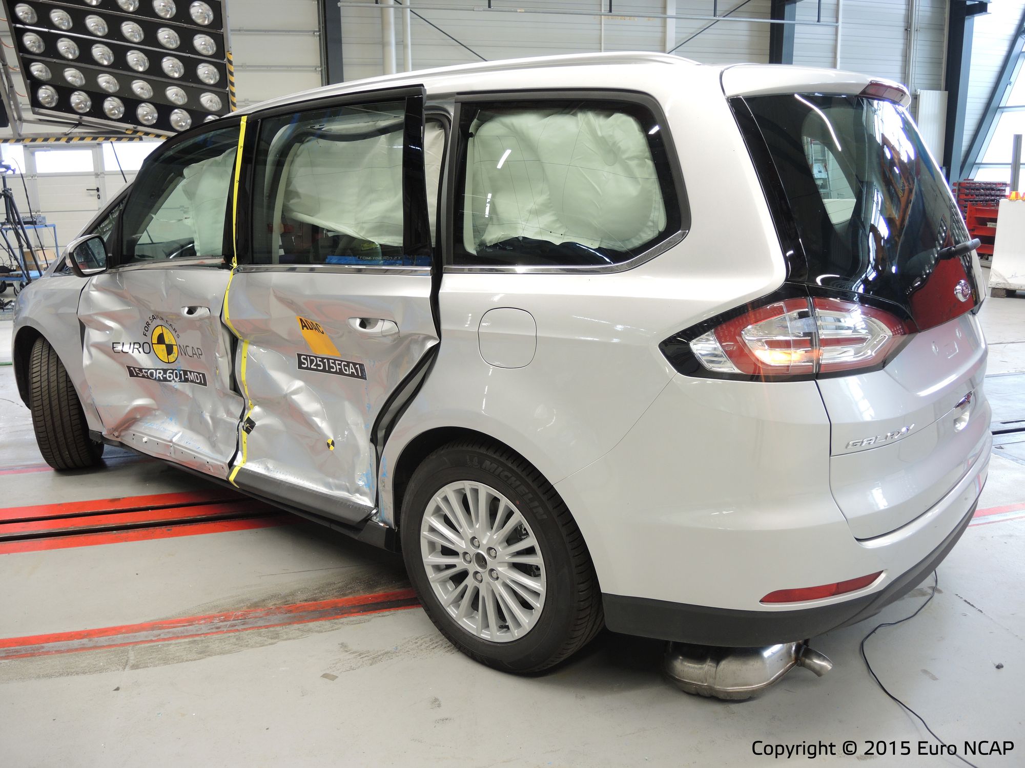 Ford galaxy i bliźniaczy s-max - oba modele oceniono najwyżej. Auta zdobyły pięć gwiazdek. Dlatego poszukujący dużego rodzinnego i bezpiecznego samochodu powinny rozważyć wybór tych fordów. Warto zauważyć, że fordy s-max i galaxy zostały po raz pierwszy wyposażone w boczne poduszki powietrzne dla foteli drugiego rzędu, które zapewniają dodatkową ochronę osobom podróżującym z tyłu. Na pokładzie są również napinacze pasów bezpieczeństwa z ogranicznikami siły napięcia przy siedzeniach w pierwszym i drugim rzędzie.