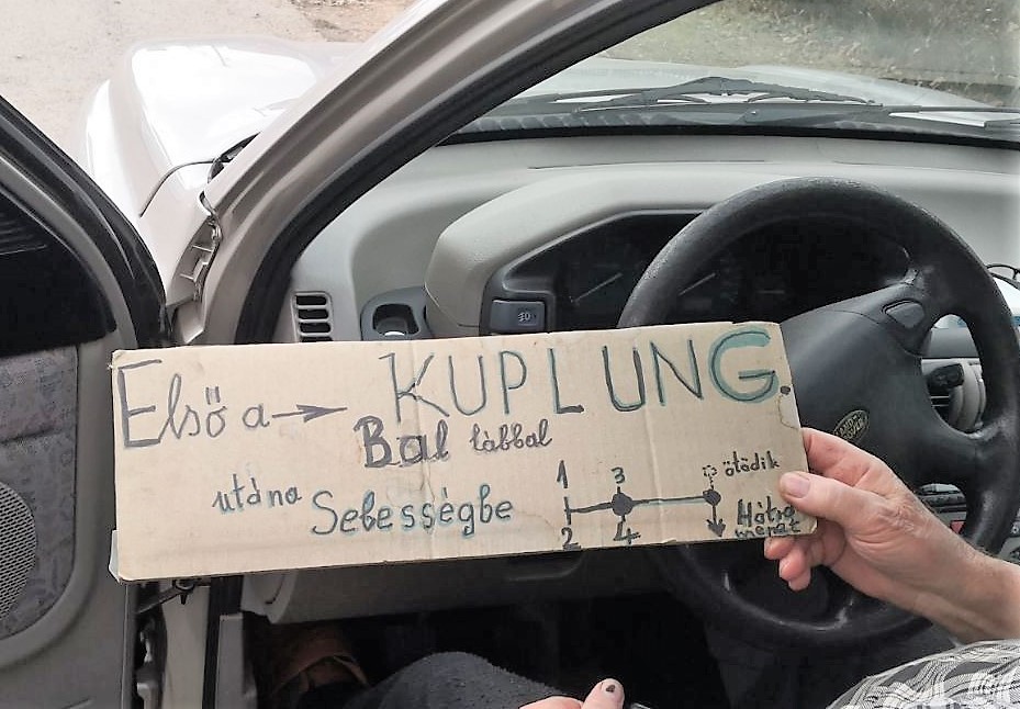 &quot;Kuplung bal lábbal, utána sebességbe&quot; - kartonpapírra írt használati utasítással tudott csak vezetni a veszprémi sofőr - a rendőrök se hittek a szemüknek - fotó