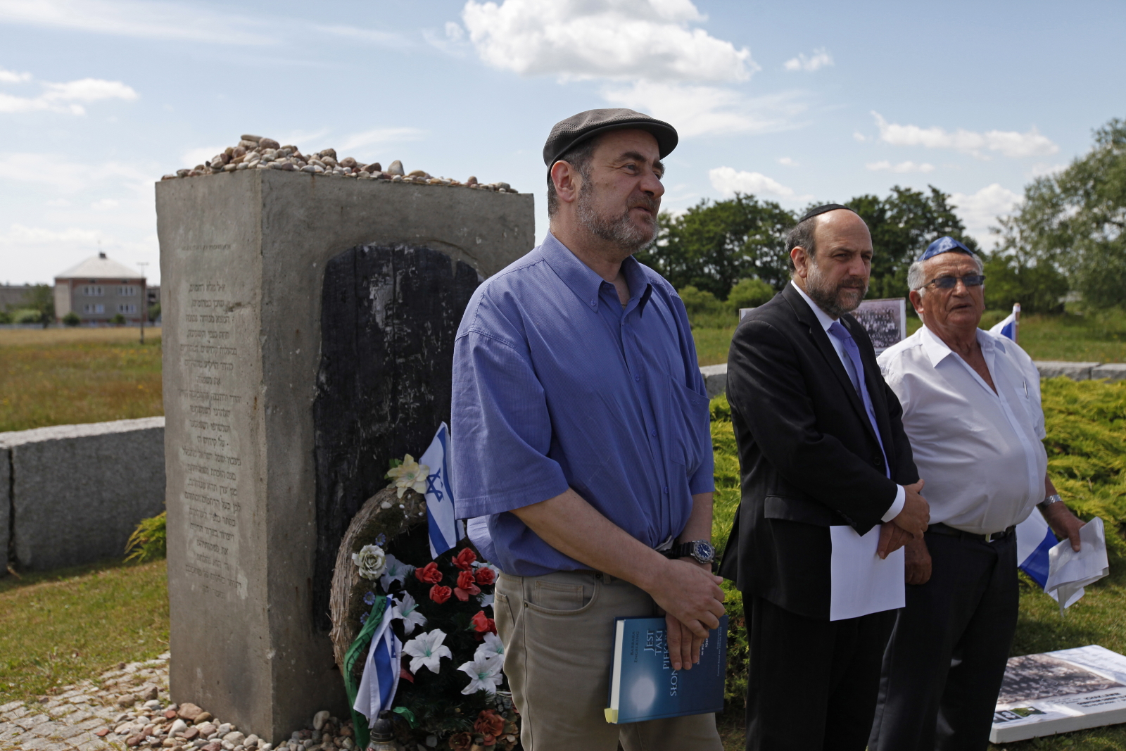 Przewodniczący Związku Gmin Wyznaniowych Żydowskich w RP Piotr Kadlcik (L), naczelny rabin Polski Michael Schudrich (C) i ocalony dzięki polskiej rodzinie Icchak Lewin (P)